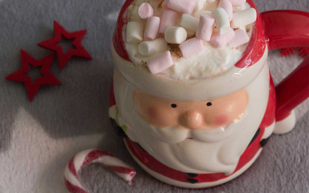 chocolat chaud dans une tasse de Père Noël