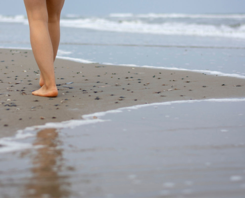 Marcher dans le sable, les pieds caressés par les vagues